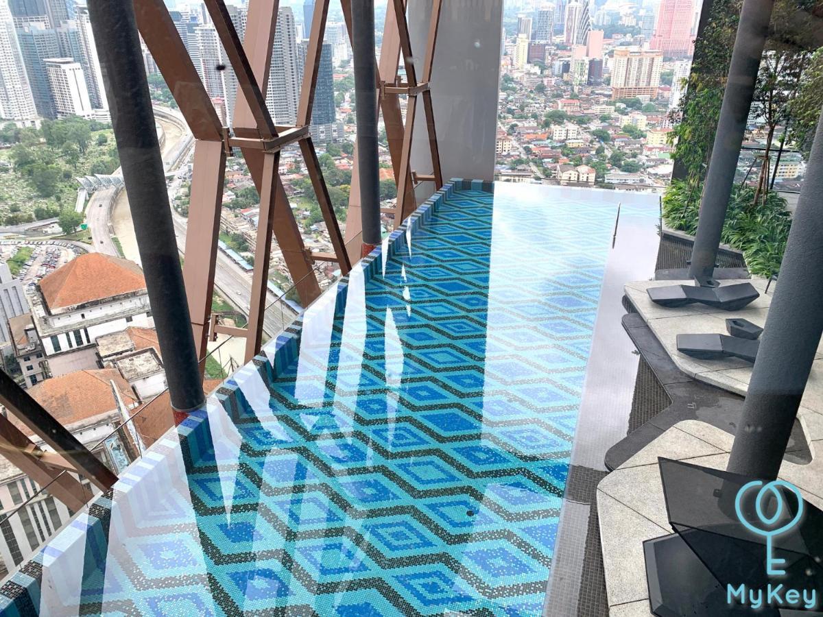Scarletz Suites By Mykey 쿠알라룸푸르 외부 사진 Infinity pool at the 39th floor