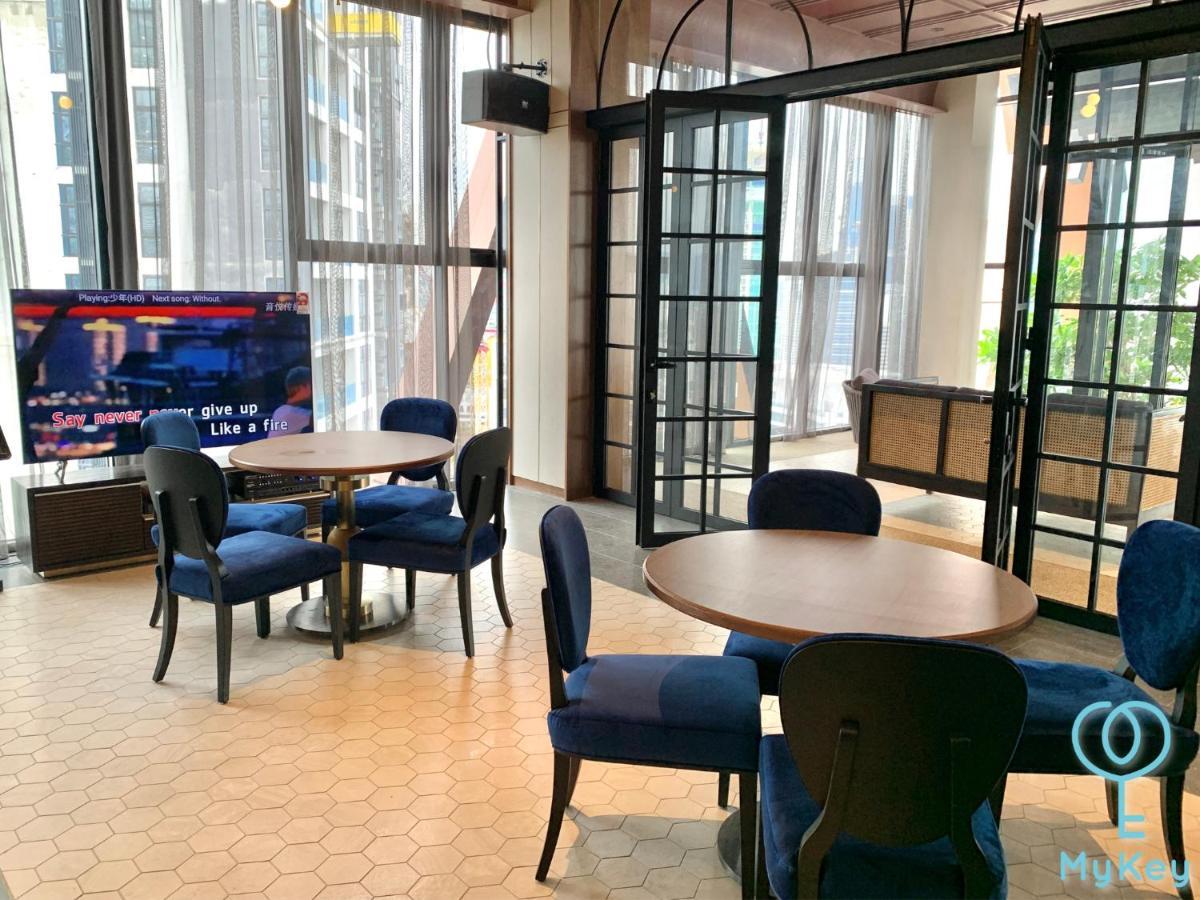 Scarletz Suites By Mykey 쿠알라룸푸르 외부 사진 The lounge at the airport