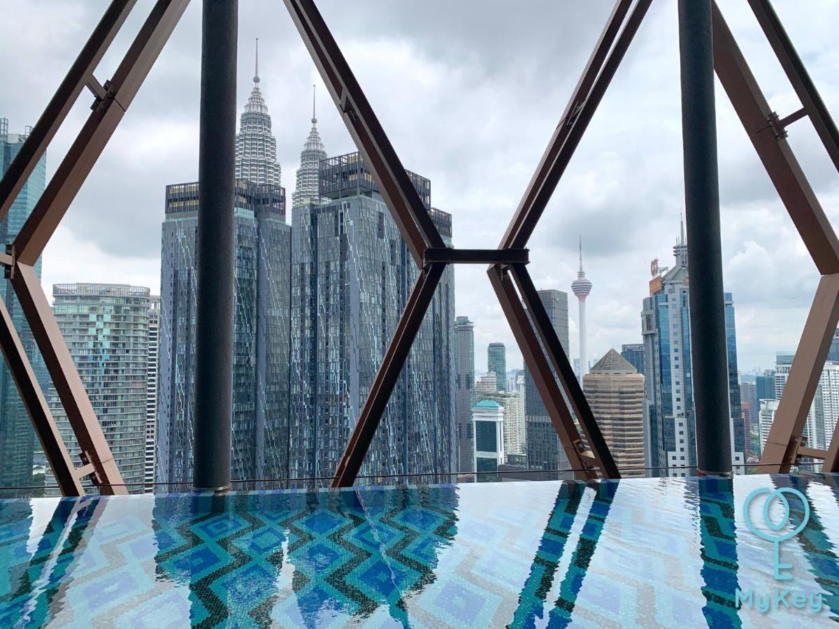 Scarletz Suites By Mykey 쿠알라룸푸르 외부 사진 View of the Kuala Lumpur skyline from the roof of the Star Performing Arts Centre