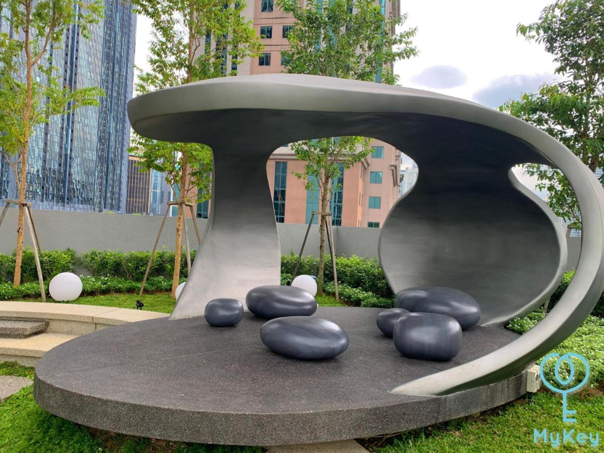 Scarletz Suites By Mykey 쿠알라룸푸르 외부 사진 The sculpture at the entrance of the park