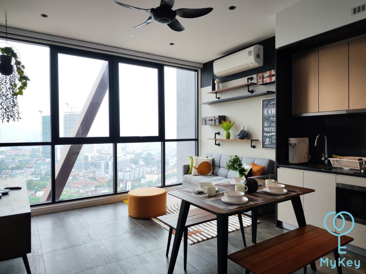 Scarletz Suites By Mykey 쿠알라룸푸르 외부 사진 A fully furnished condominium unit in Malaysia