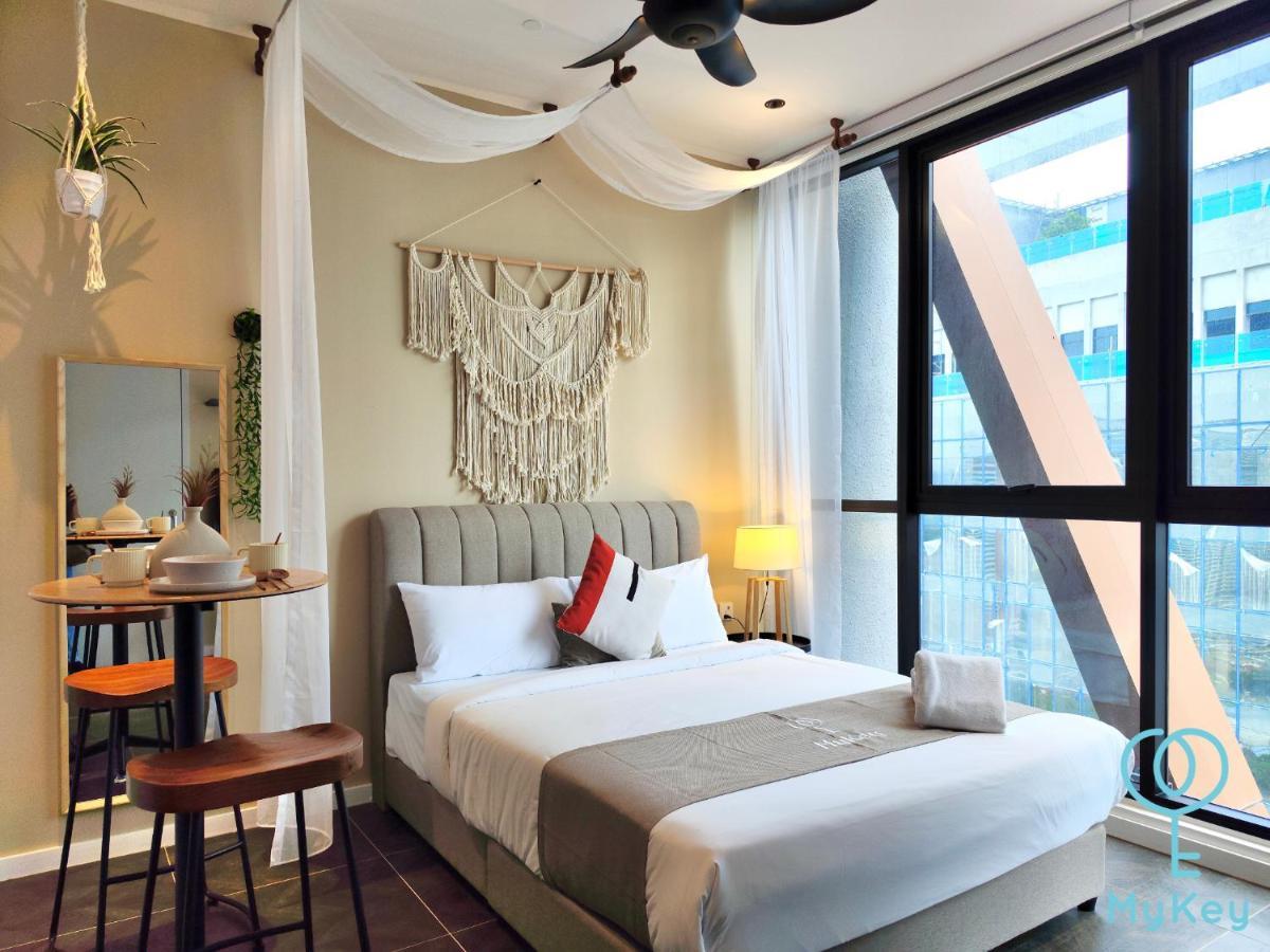 Scarletz Suites By Mykey 쿠알라룸푸르 외부 사진 A bedroom in a serviced apartment in Kuala Lumpur, Malaysia