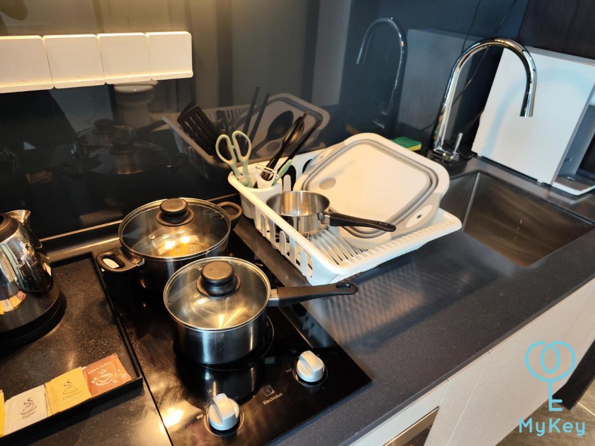 Scarletz Suites By Mykey 쿠알라룸푸르 외부 사진 A kitchen with a built-in sink
