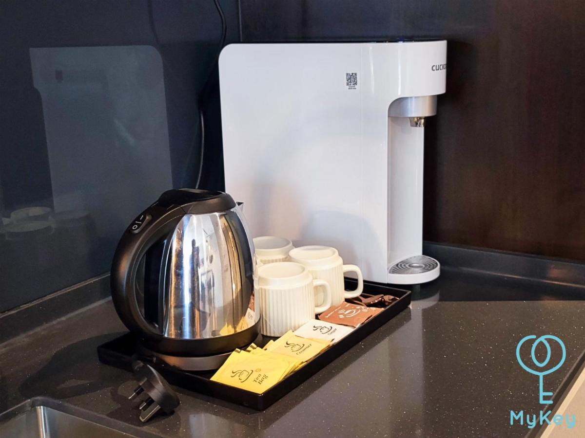 Scarletz Suites By Mykey 쿠알라룸푸르 외부 사진 A water dispenser