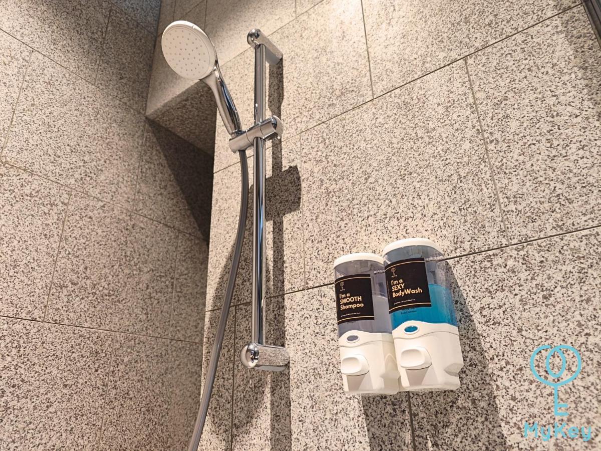 Scarletz Suites By Mykey 쿠알라룸푸르 외부 사진 Shower