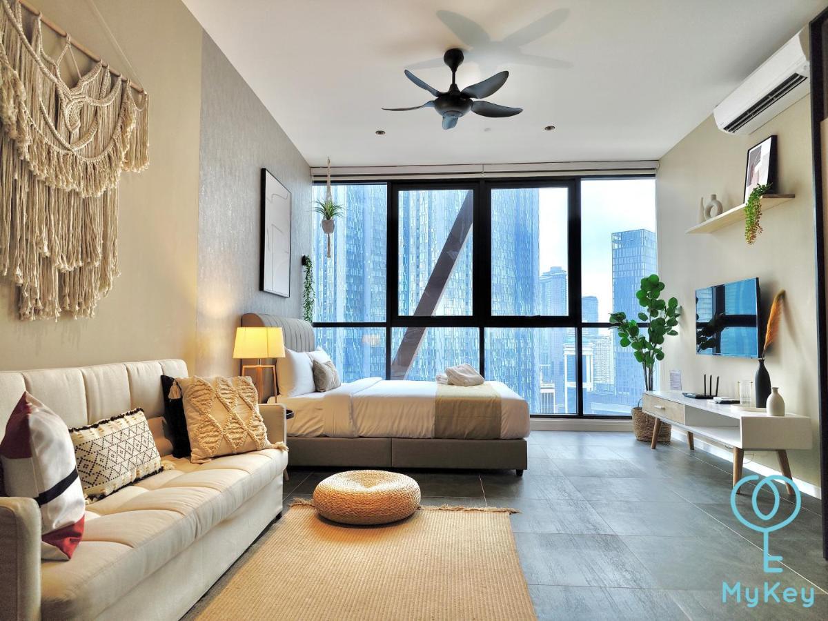 Scarletz Suites By Mykey 쿠알라룸푸르 외부 사진 A studio apartment in Kuala Lumpur, Malaysia