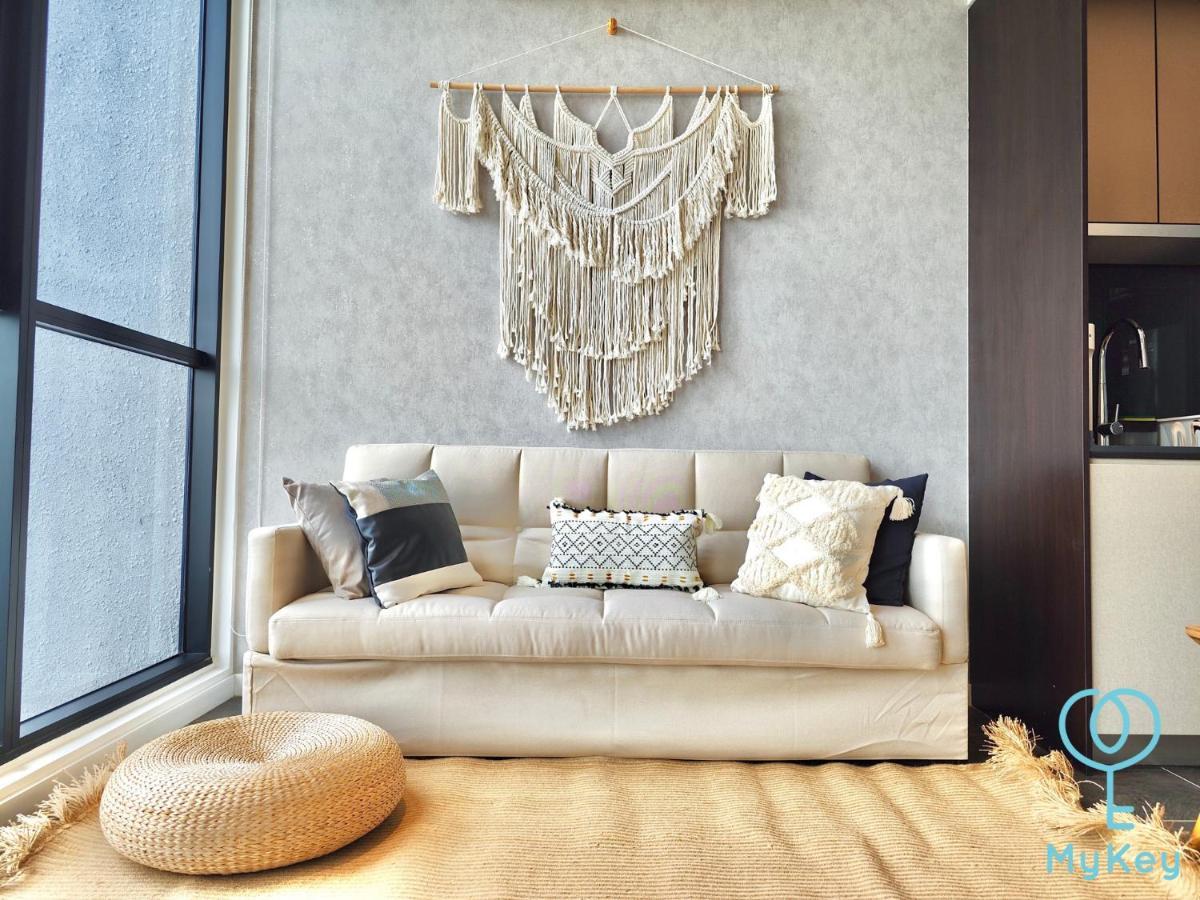 Scarletz Suites By Mykey 쿠알라룸푸르 외부 사진 A wall hanging