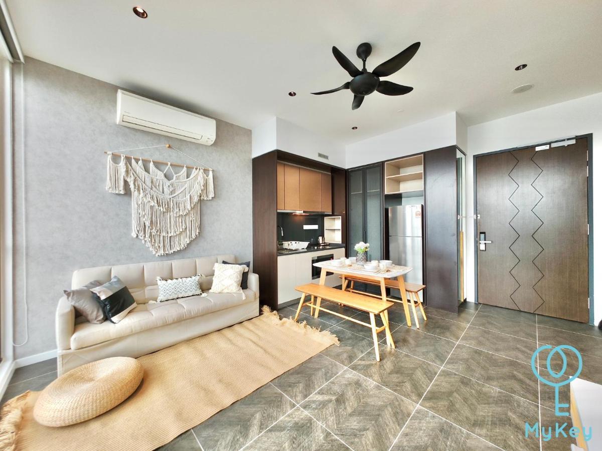Scarletz Suites By Mykey 쿠알라룸푸르 외부 사진 A 2-bedroom condominium in Malaysia