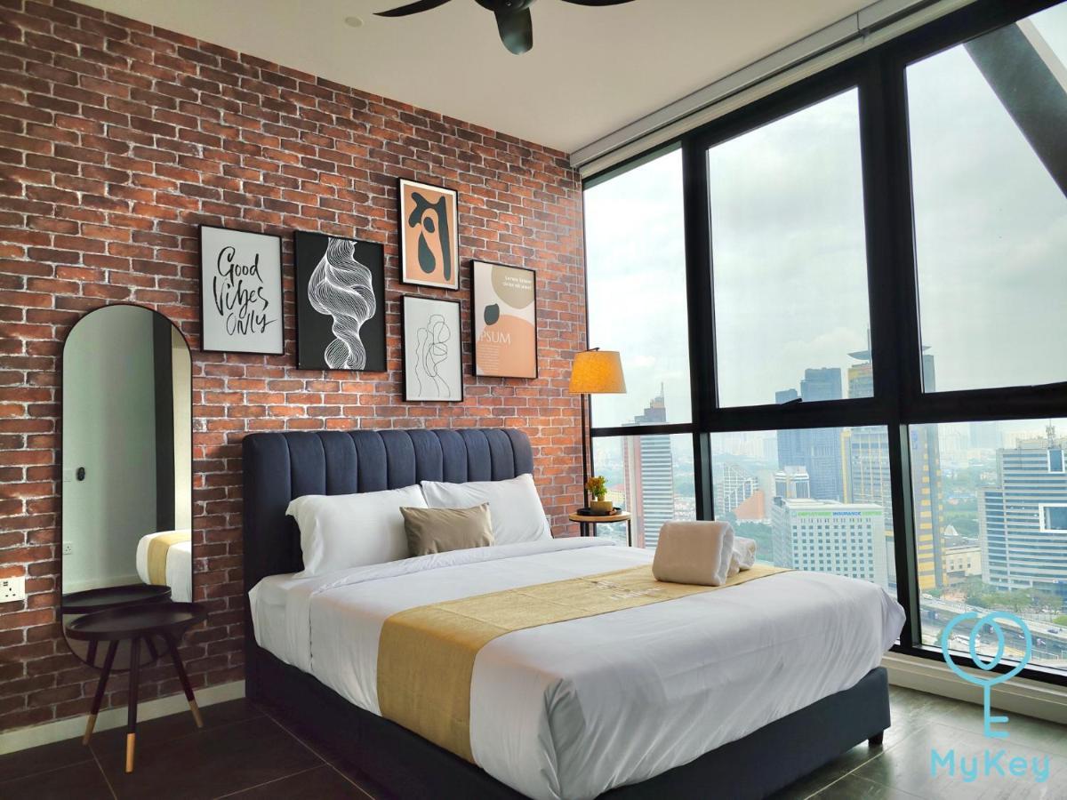 Scarletz Suites By Mykey 쿠알라룸푸르 외부 사진 A bedroom in a serviced apartment in Kuala Lumpur, Malaysia