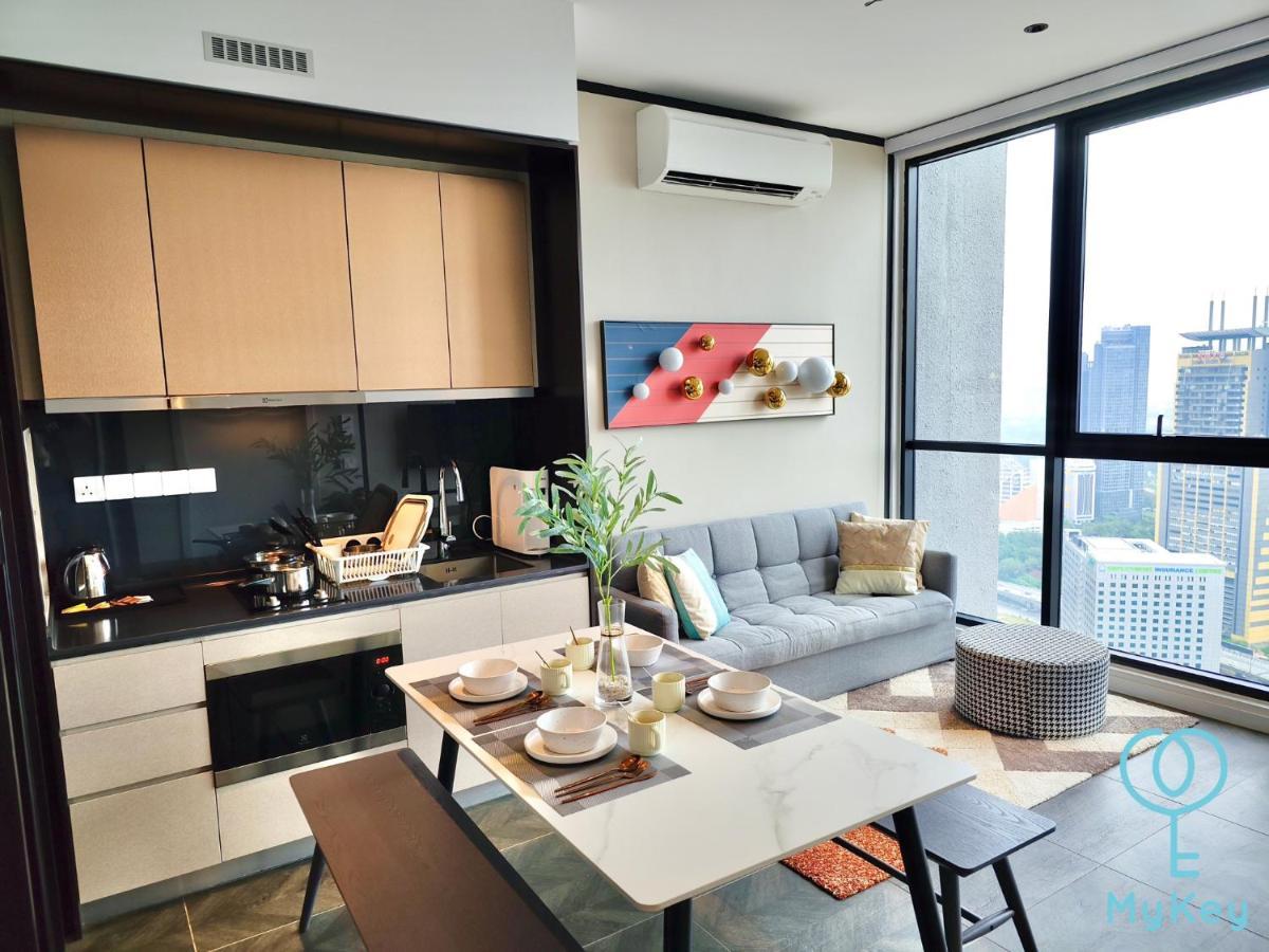 Scarletz Suites By Mykey 쿠알라룸푸르 외부 사진 A typical apartment in the complex