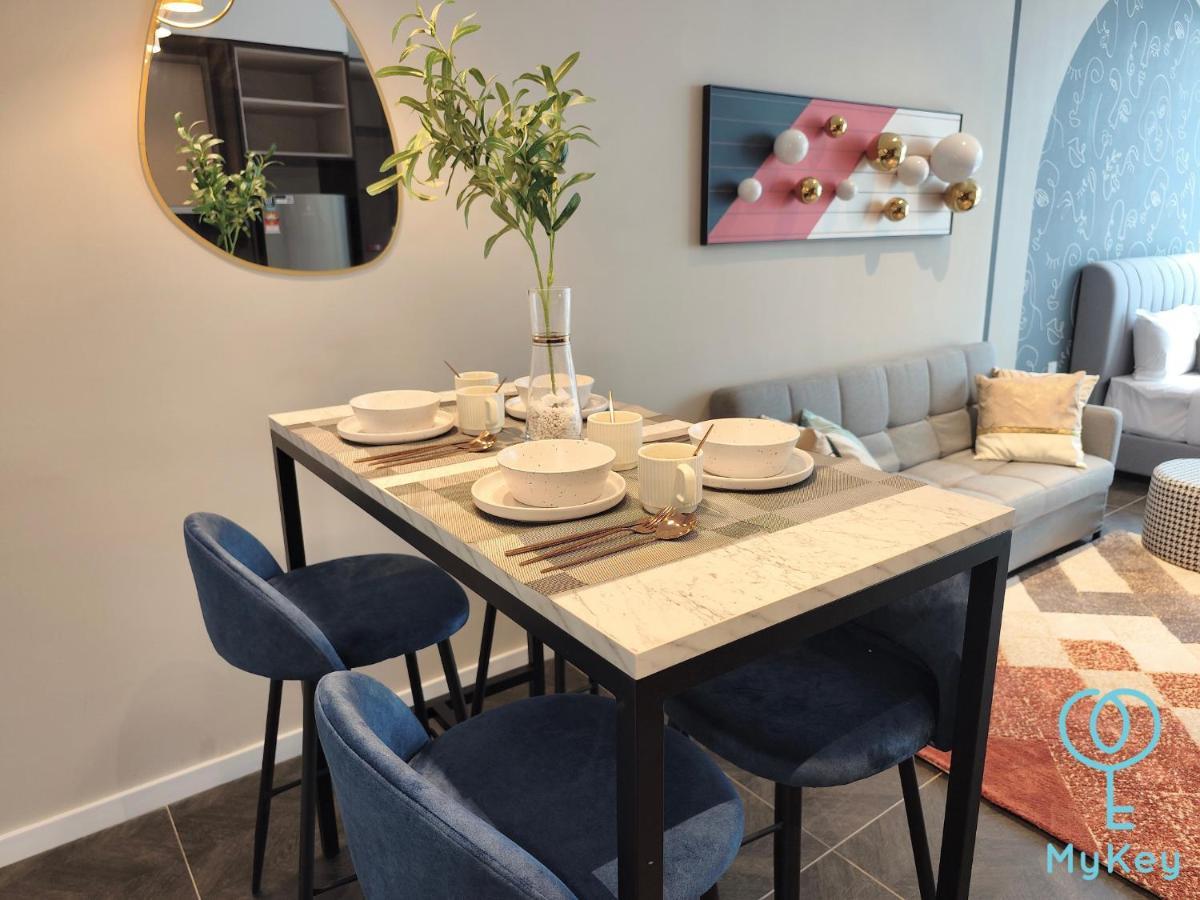 Scarletz Suites By Mykey 쿠알라룸푸르 외부 사진 A dining room in a serviced apartment in Warsaw, Poland