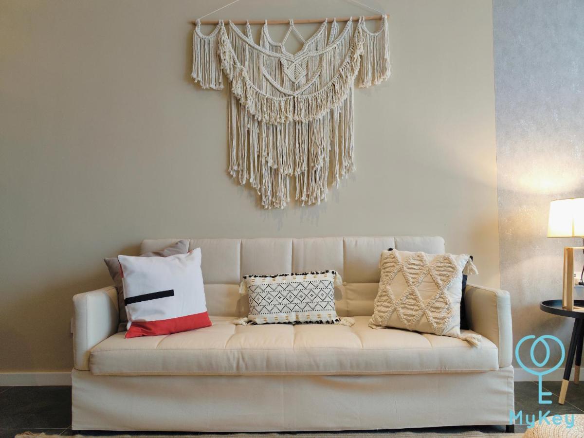 Scarletz Suites By Mykey 쿠알라룸푸르 외부 사진 A modern macramé wall hanging