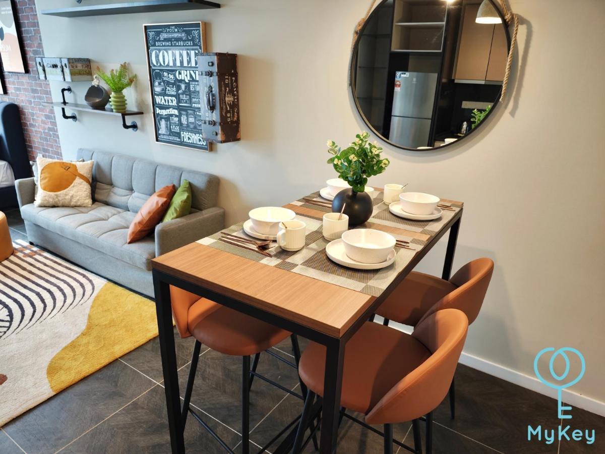 Scarletz Suites By Mykey 쿠알라룸푸르 외부 사진 A dining room in a serviced apartment in Hong Kong