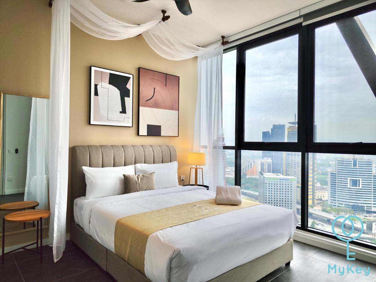 Scarletz Suites By Mykey 쿠알라룸푸르 외부 사진 A bedroom at the hotel