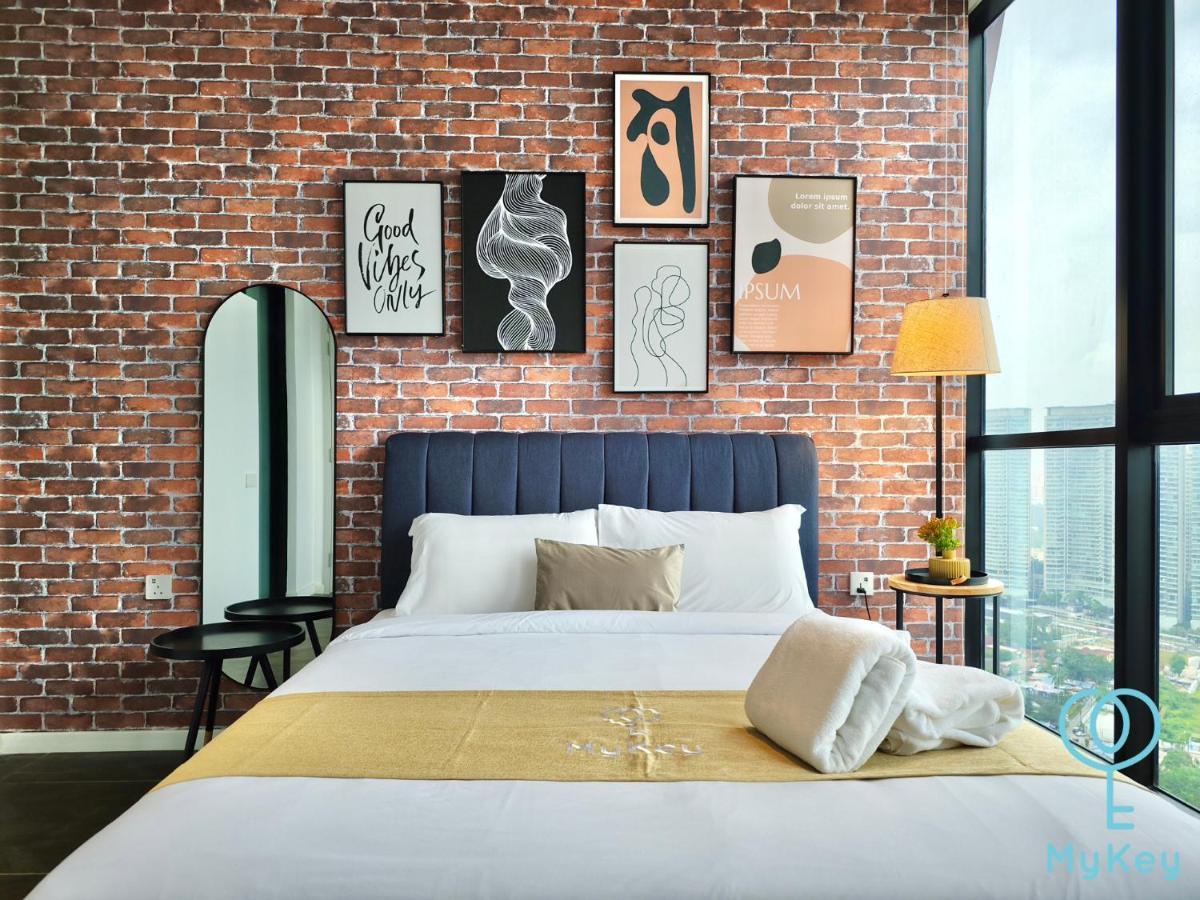 Scarletz Suites By Mykey 쿠알라룸푸르 외부 사진 A bedroom in a serviced apartment in Kuala Lumpur, Malaysia