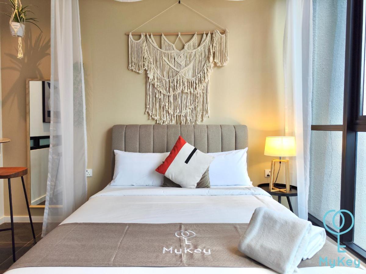 Scarletz Suites By Mykey 쿠알라룸푸르 외부 사진 A bedroom at the hotel