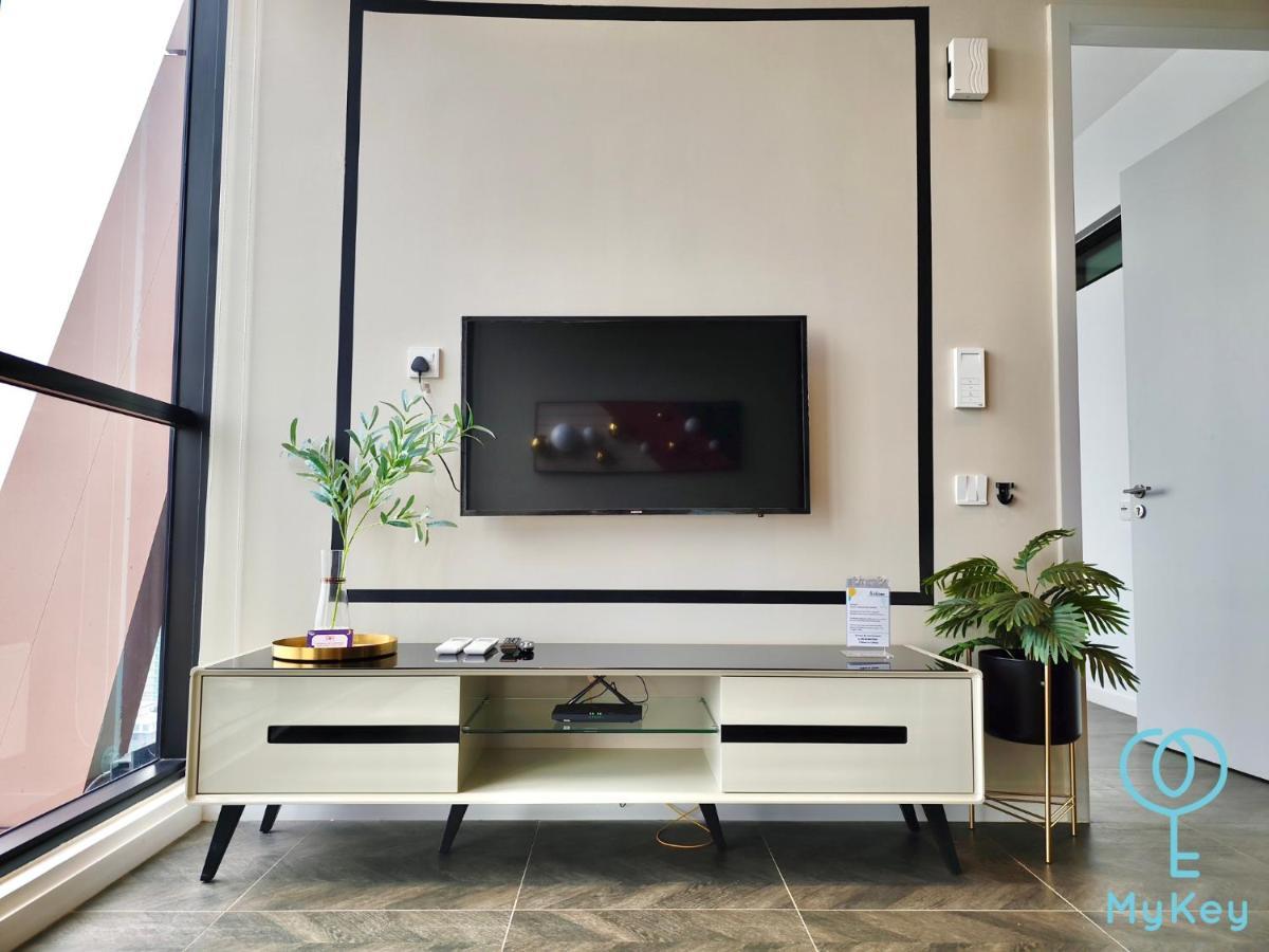 Scarletz Suites By Mykey 쿠알라룸푸르 외부 사진 A TV console