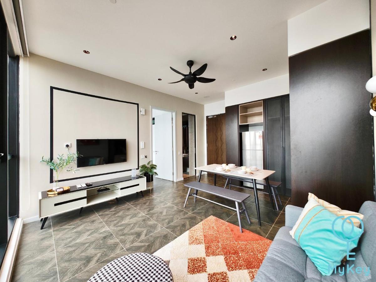 Scarletz Suites By Mykey 쿠알라룸푸르 외부 사진 A living room in a condominium