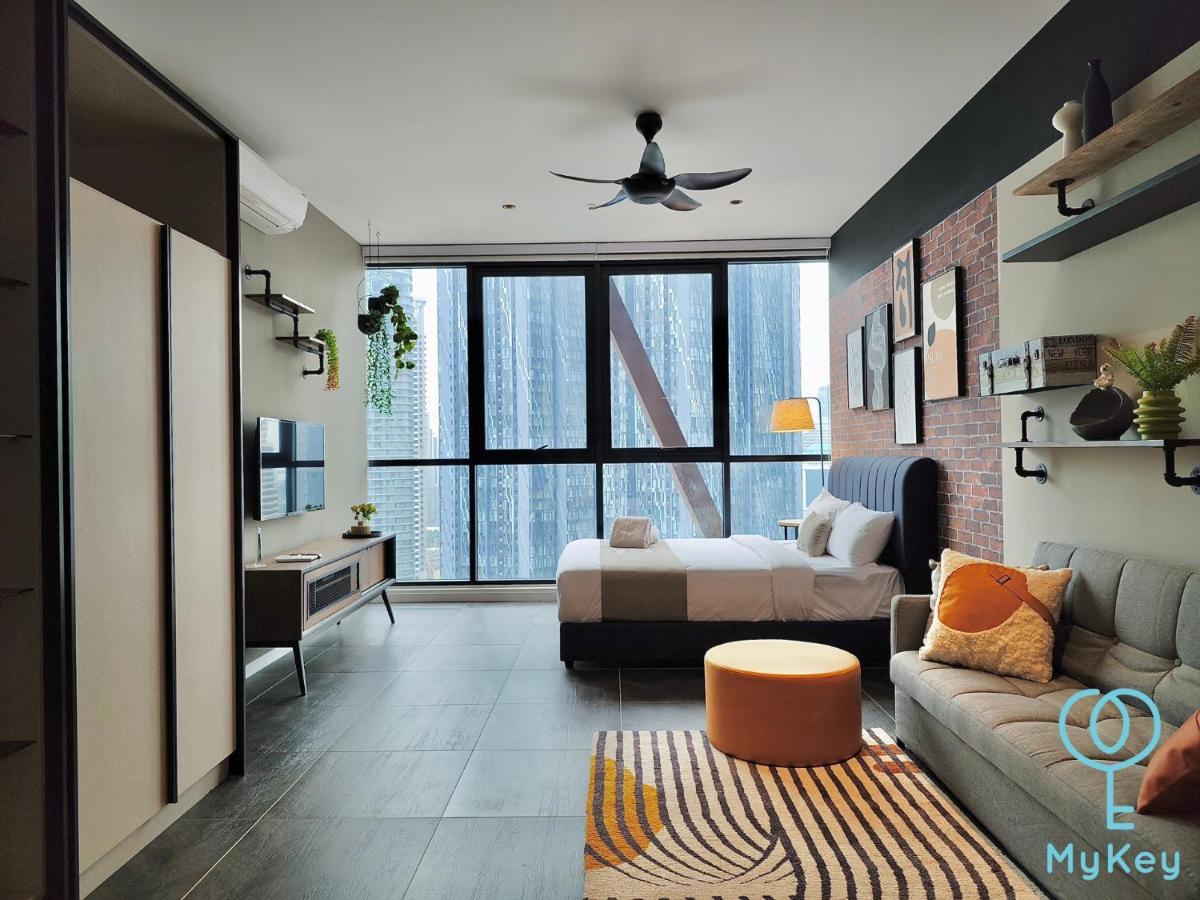 Scarletz Suites By Mykey 쿠알라룸푸르 외부 사진 A studio apartment in Kuala Lumpur, Malaysia