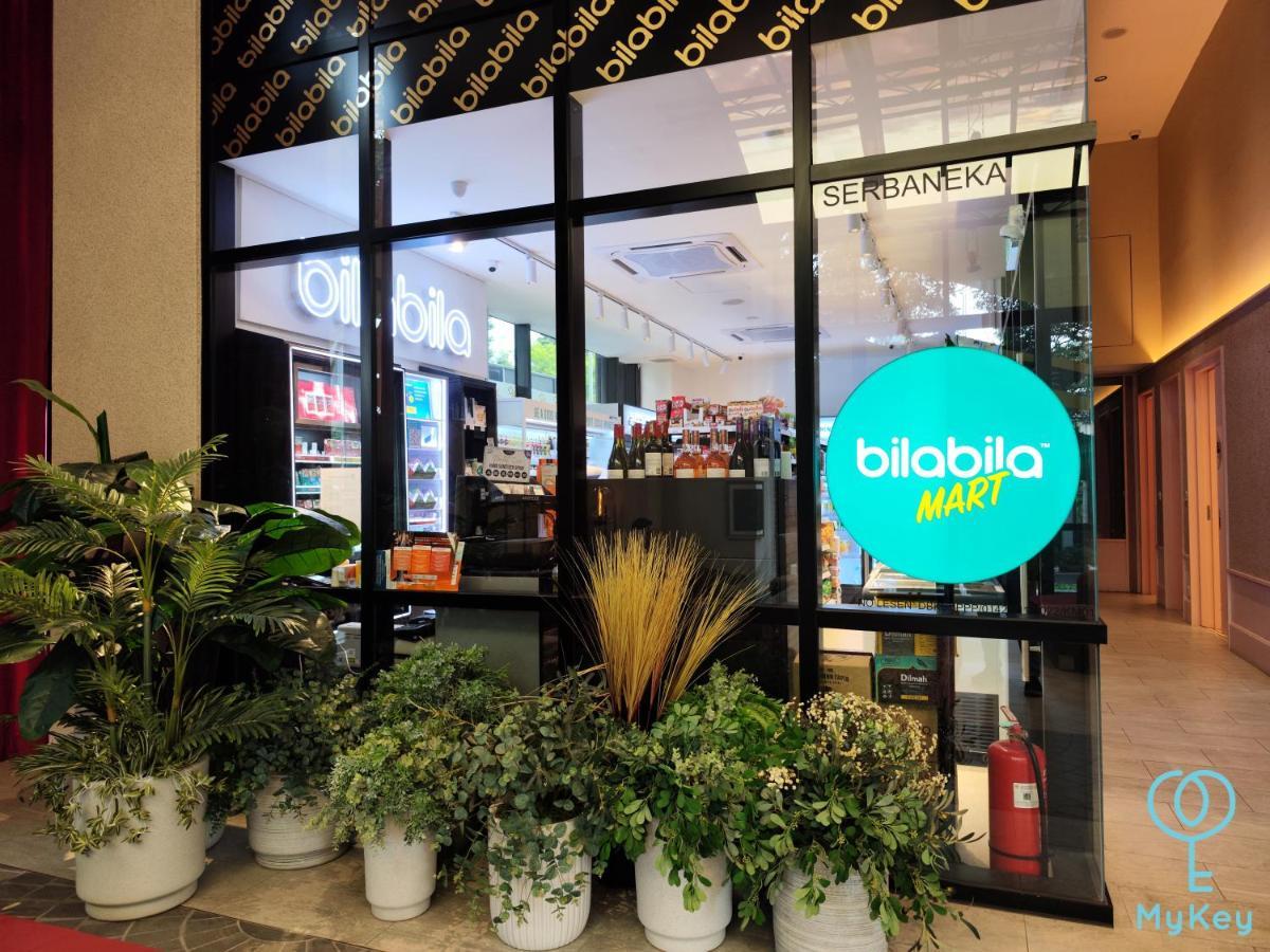 Scarletz Suites By Mykey 쿠알라룸푸르 외부 사진 A Billabong store in Jakarta, Indonesia