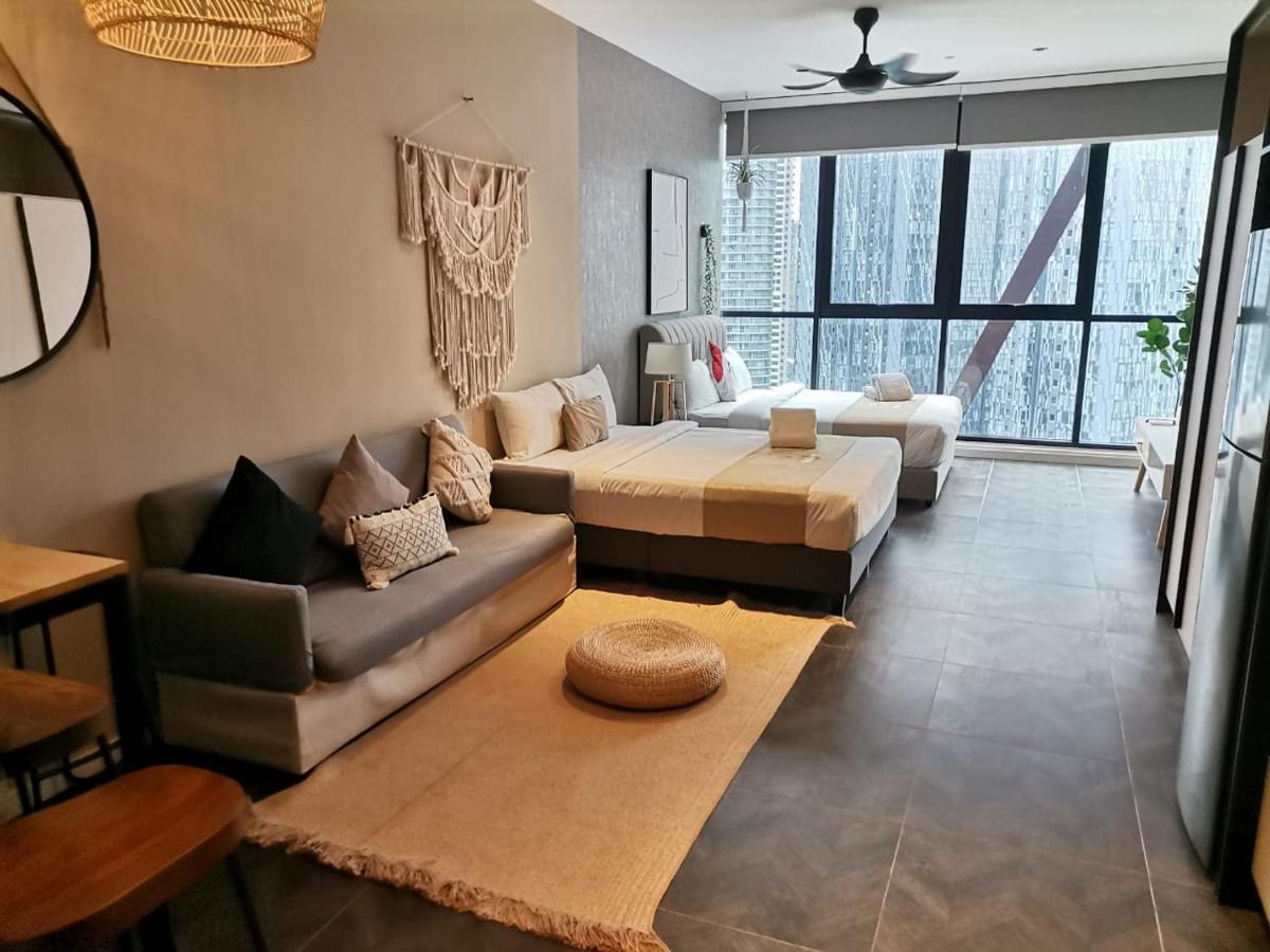Scarletz Suites By Mykey 쿠알라룸푸르 외부 사진 A studio apartment in Singapore