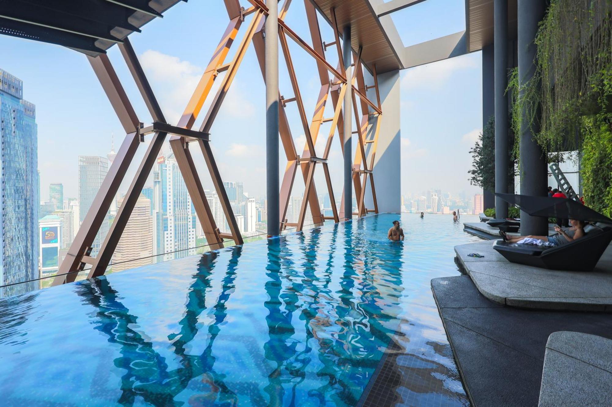 Scarletz Suites By Mykey 쿠알라룸푸르 외부 사진 The pool at the 39th floor