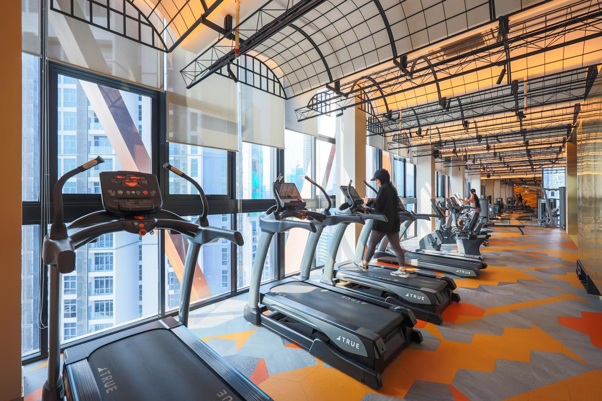 Scarletz Suites By Mykey 쿠알라룸푸르 외부 사진 The gym at the 39th floor