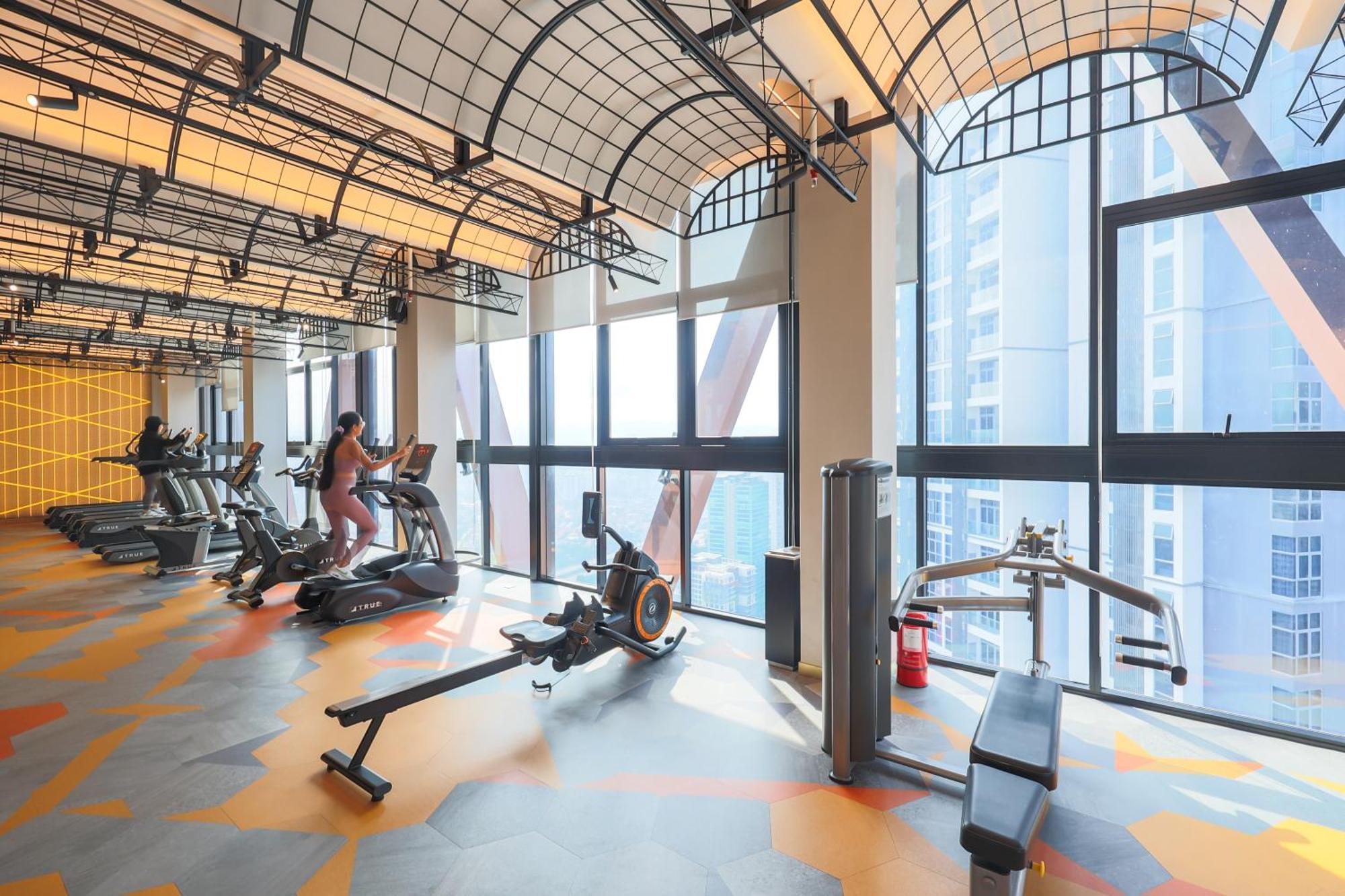 Scarletz Suites By Mykey 쿠알라룸푸르 외부 사진 The gym at the 100-metre high Sky Garden