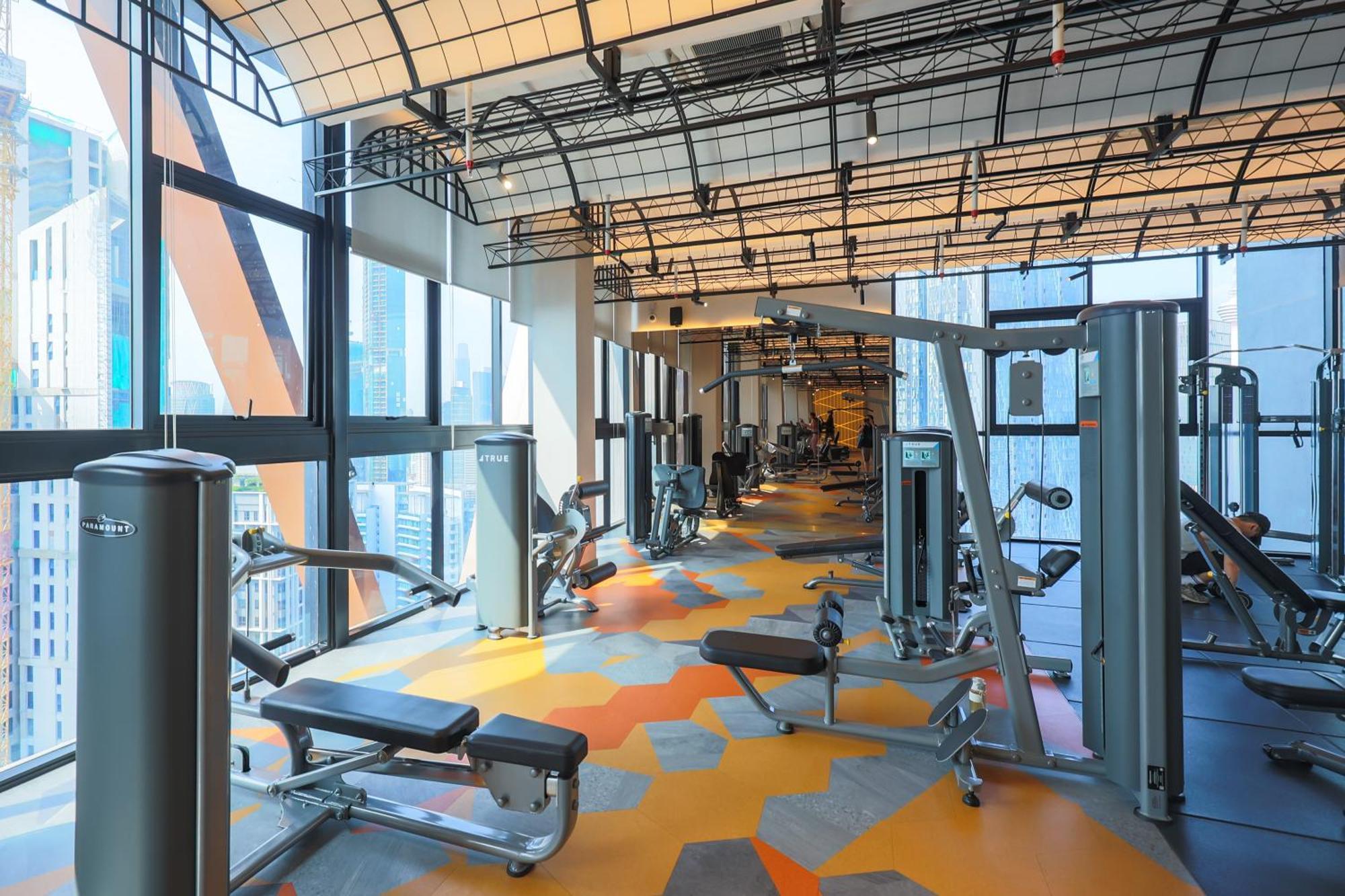 Scarletz Suites By Mykey 쿠알라룸푸르 외부 사진 The gym at the 101 Tower